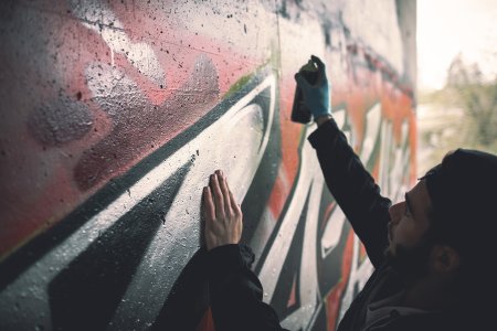 Человек с баллончиком