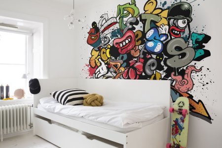 Граффити на стене в комнате подростка девочки