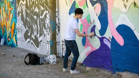 Дети рисуют граффити