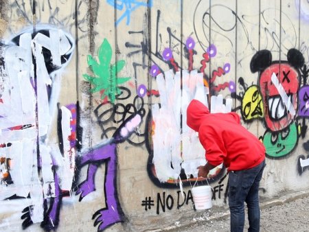 Нанесение граффити