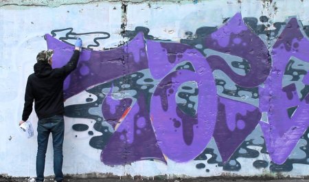 Баллончиком на стене