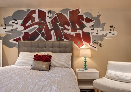 Граффити на стене в квартире