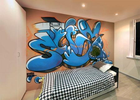 Граффити на стене в комнате