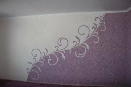 Узоры жидкими обоями на стене