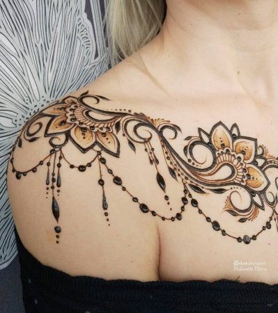 Тату хной на плече