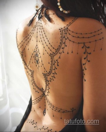 Тату хной на спине