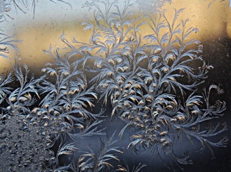 Красивые узоры на стекле