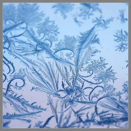Зимние узоры на стекле