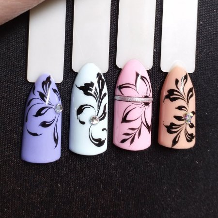 Маникюр с вензелями