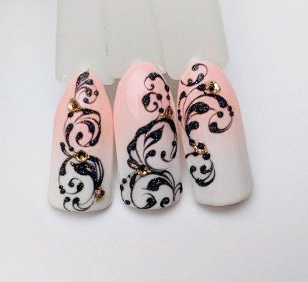 Маникюр с вензелями