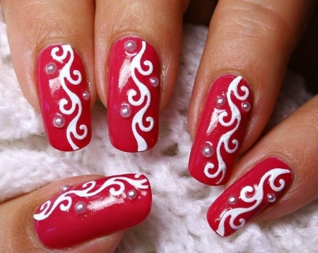 Красные ногти с узором