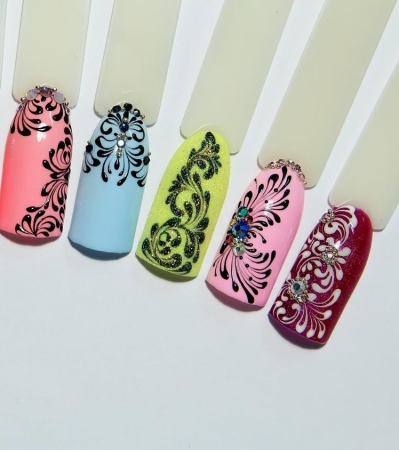 Маникюр с вензелями