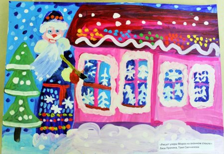 Дед Мороз рисует узоры на окне