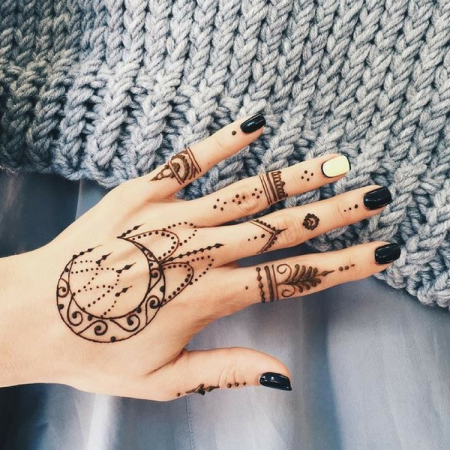 Роспись хной Менди мехенди