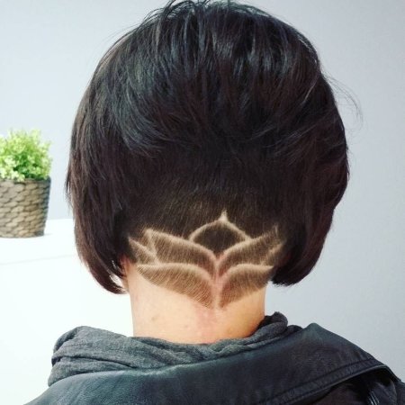 Короткая стрижка с узором на затылке