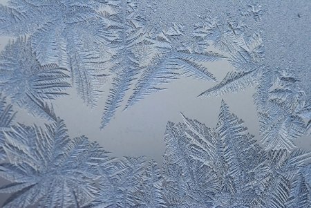 Морозные узоры на стекле
