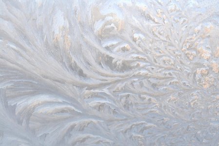 Белоснежные узоры на окне