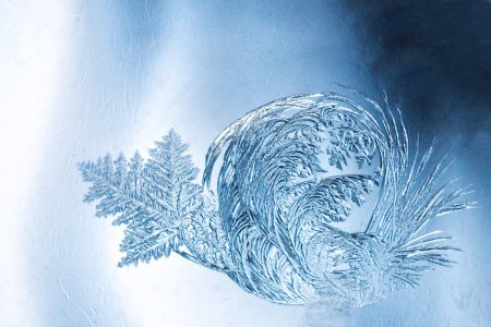 Морозные узоры на стекле