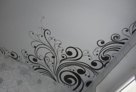 Вензеля на потолке