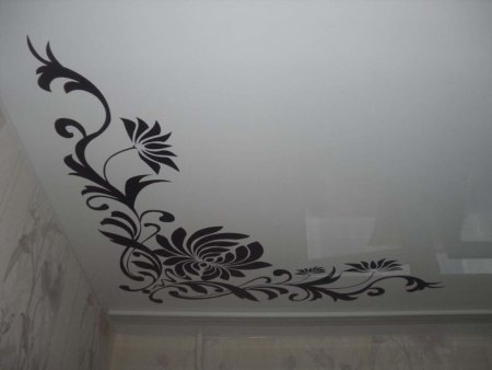 Натяжные потолки с орнаментом по углам