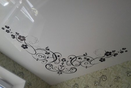 Натяжные потолки с орнаментом по углам