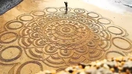Рисование песком мандалы