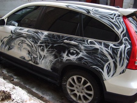 Черно белая аэрография на авто