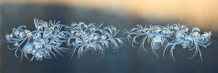 Морозные узоры на стекле