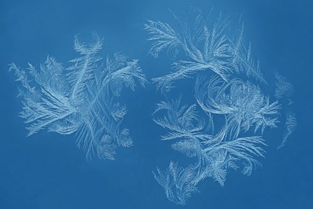 Зимние узоры на стекле