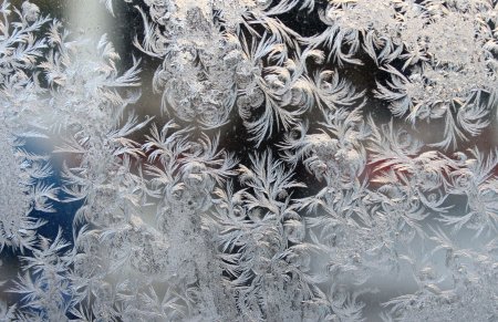 Морозные узоры на окне