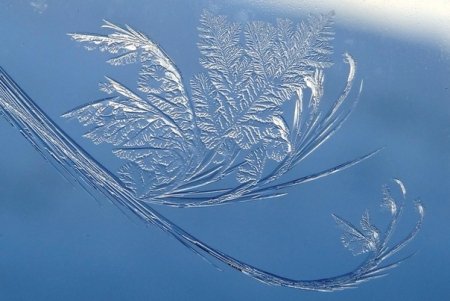 Красивые узоры на стекле