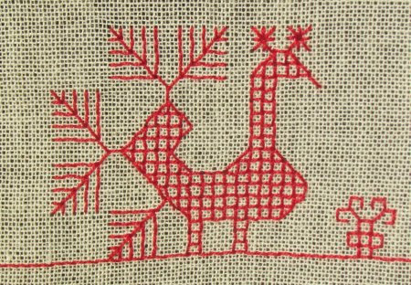 Народная вышивка птицы