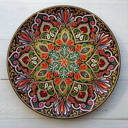 Декоративная тарелка с орнаментом