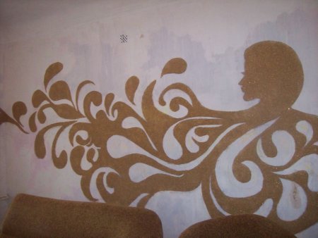 Овальный рисунок на стене жидкими обоями