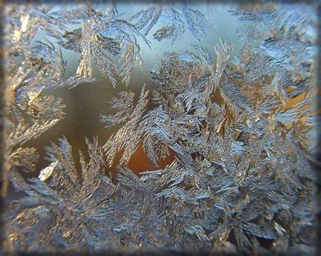 Морозные узоры на окне