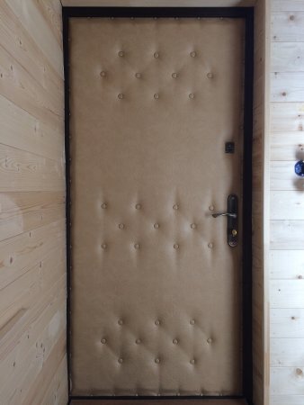 Обшить входную дверь дермантином