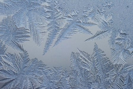 Морозные узоры на стекле