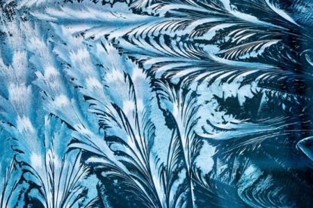 Морозные узоры на стекле