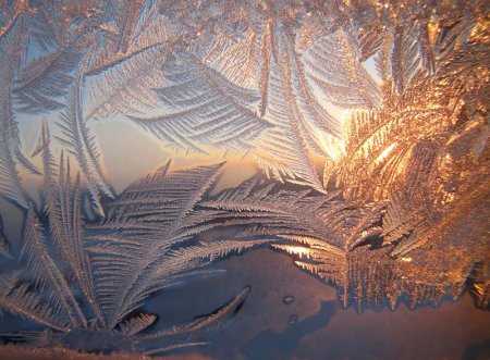 Морозные узоры на окне