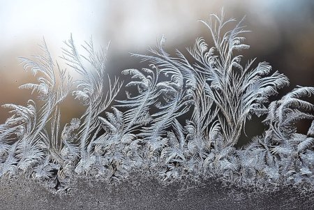 Морозные узоры на стекле