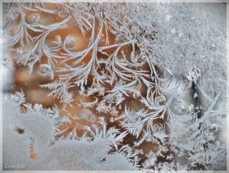 Зимние узоры на окнах