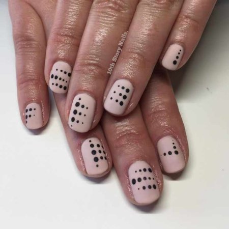 Маникюр на короткие ногти с точками