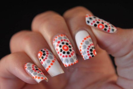 Точки дотсом на ногтях