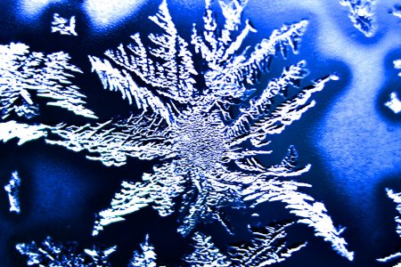 Красивые узоры на стекле