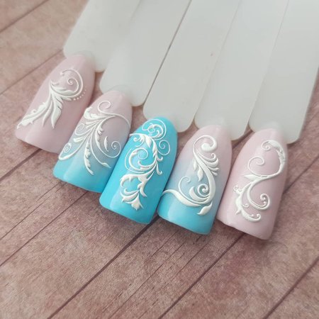 Маникюр с вензелями