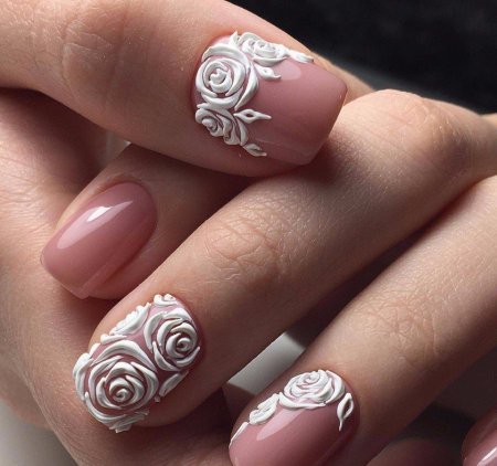 Маникюр с вензелями