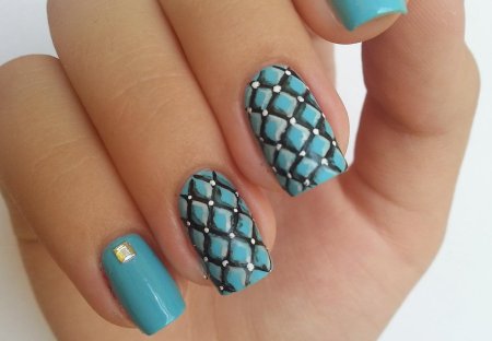 Маникюр с ромбами