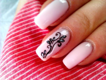 Легкий узор на ногтях