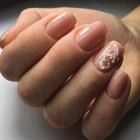 Красивый нюдовый маникюр на короткие ногти