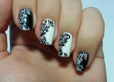 Маникюр белый с черным кружевом